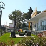 Laurus Hotel 2*