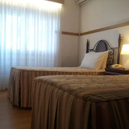 فندق Laurus 2*